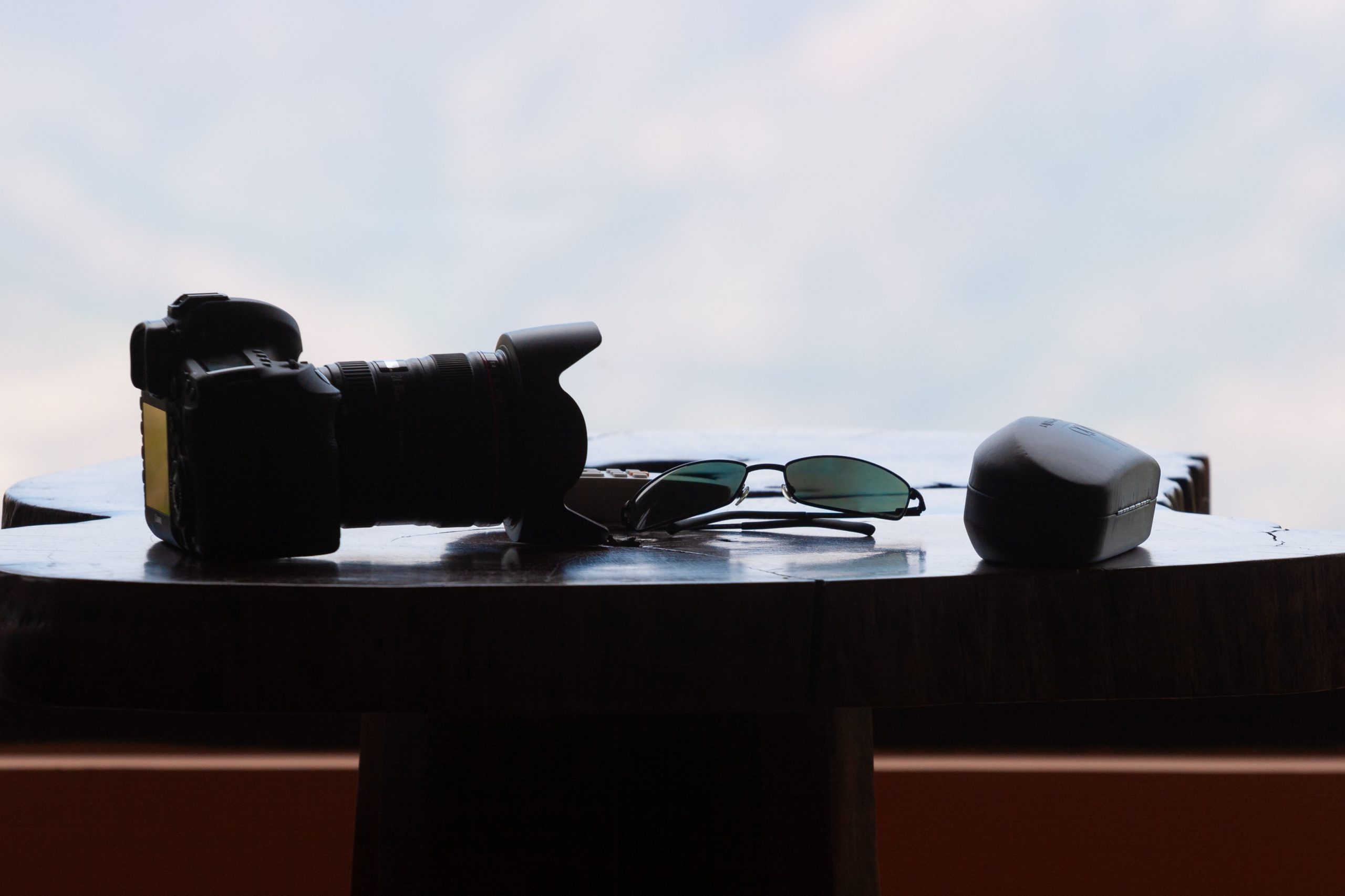 Kamera und Sonnenbrille auf Tisch Kamera und Sonnenbrille auf Tisch